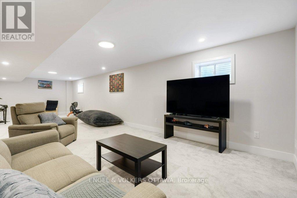 1010 Carden Lane, Ottawa, ON - Indoor