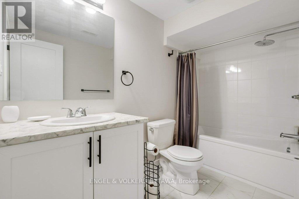 1010 Carden Lane, Ottawa, ON - Indoor Photo Showing Bathroom