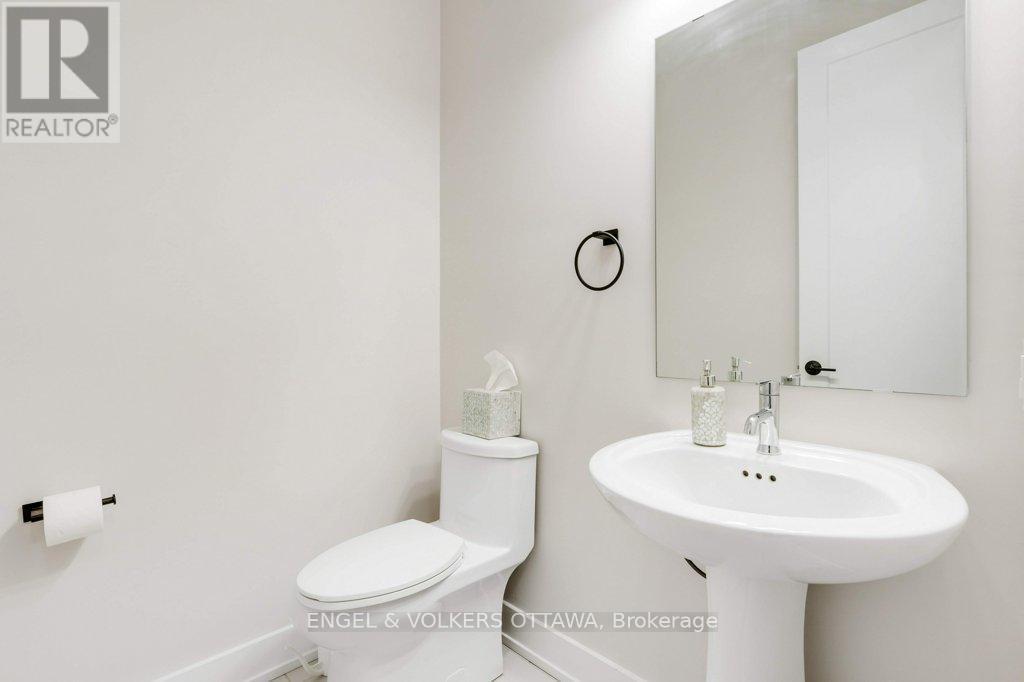 1010 Carden Lane, Ottawa, ON - Indoor Photo Showing Bathroom
