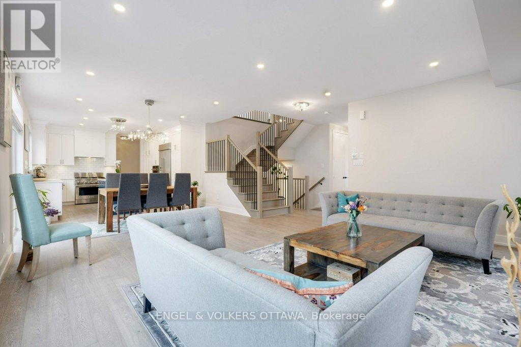1010 Carden Lane, Ottawa, ON - Indoor Photo Showing Living Room