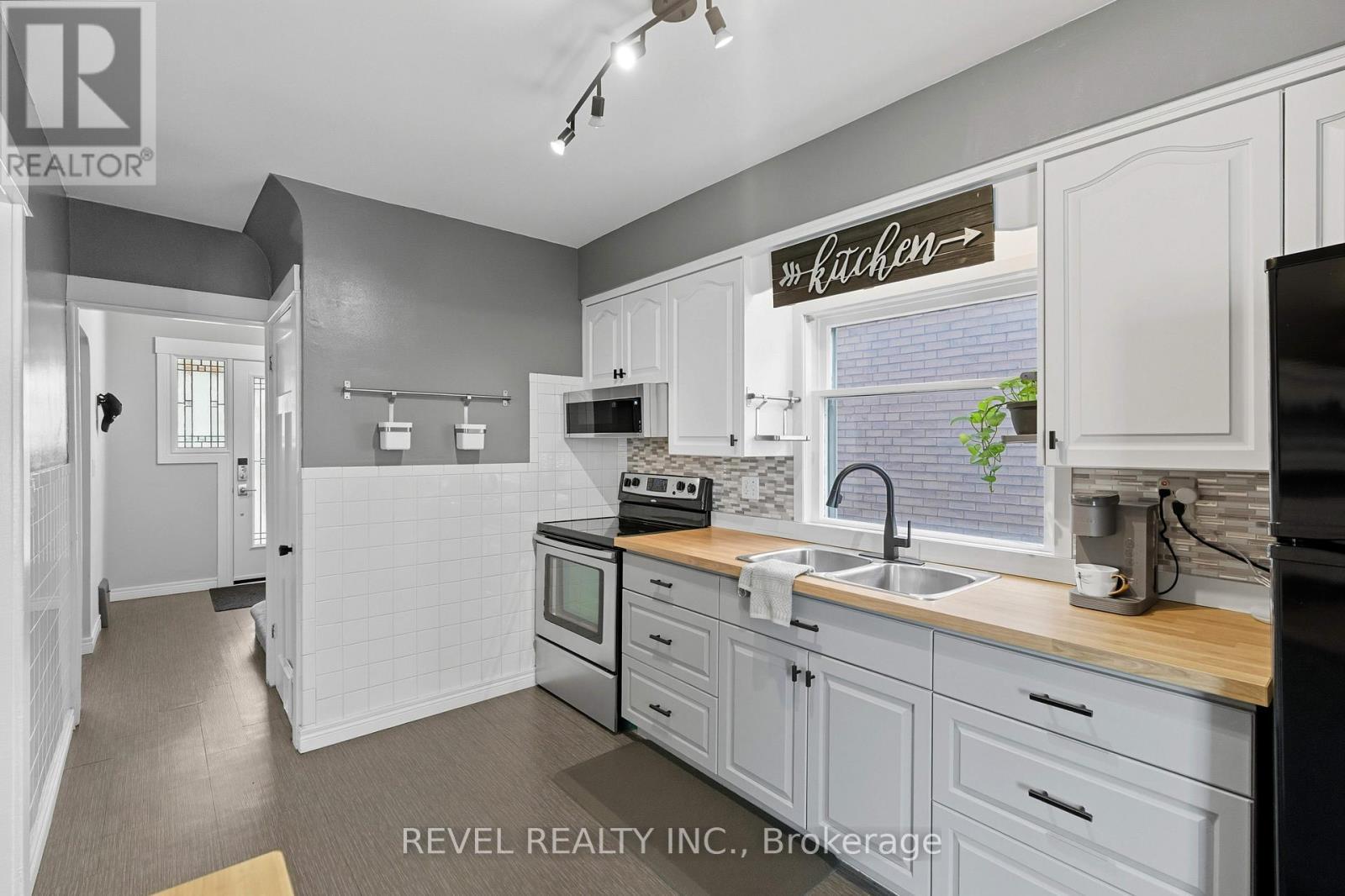 197 Balmoral Avenue S, Hamilton, ON - Indoor Photo Showing Kitchen With Double Sink
