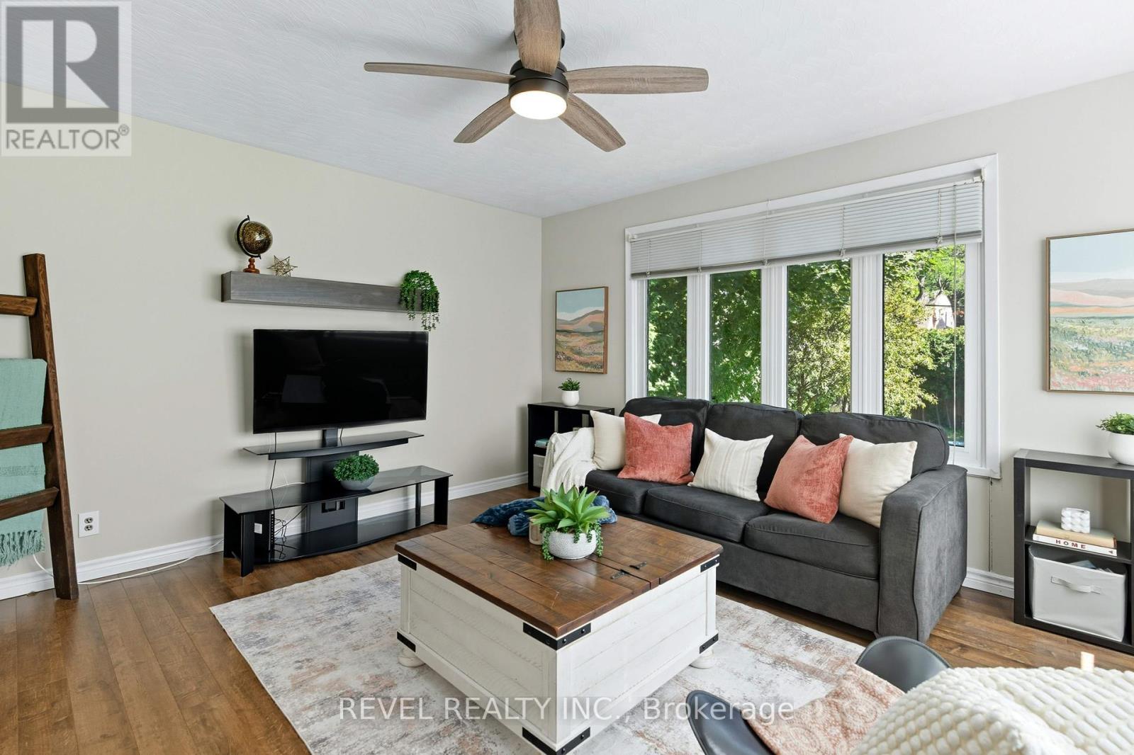 197 Balmoral Avenue S, Hamilton, ON - Indoor Photo Showing Living Room