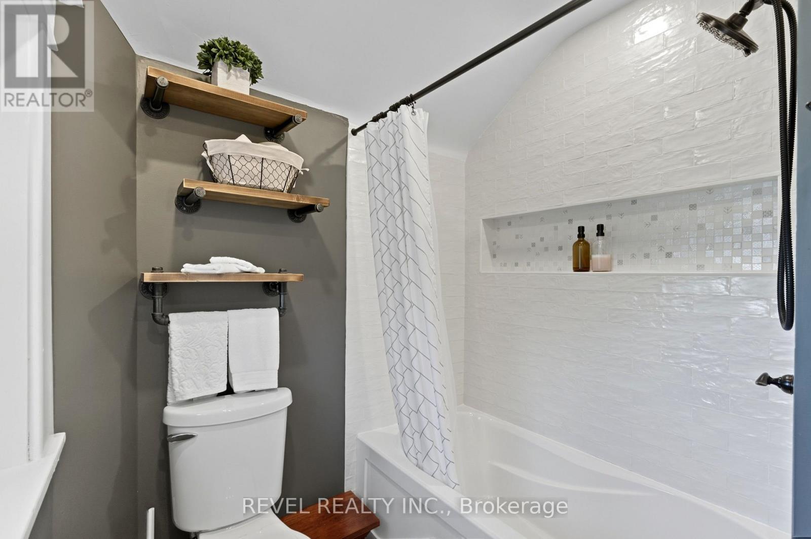 197 Balmoral Avenue S, Hamilton, ON - Indoor Photo Showing Bathroom