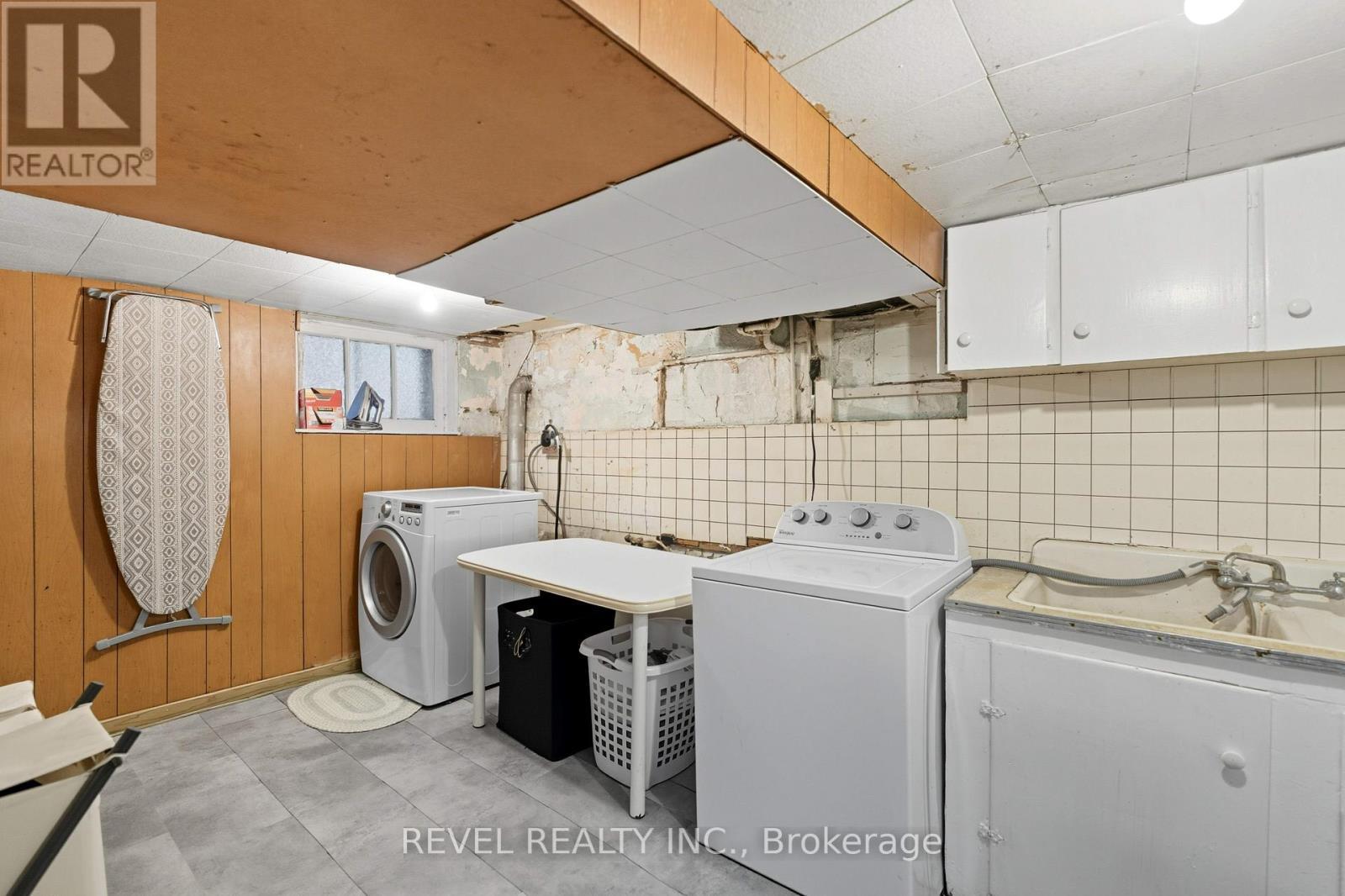 197 Balmoral Avenue S, Hamilton, ON - Indoor Photo Showing Laundry Room