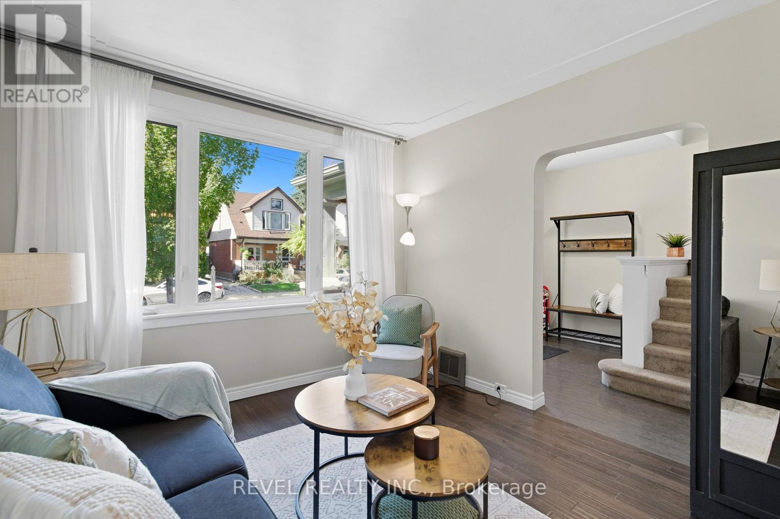 197 Balmoral Avenue S, Hamilton, ON - Indoor Photo Showing Living Room