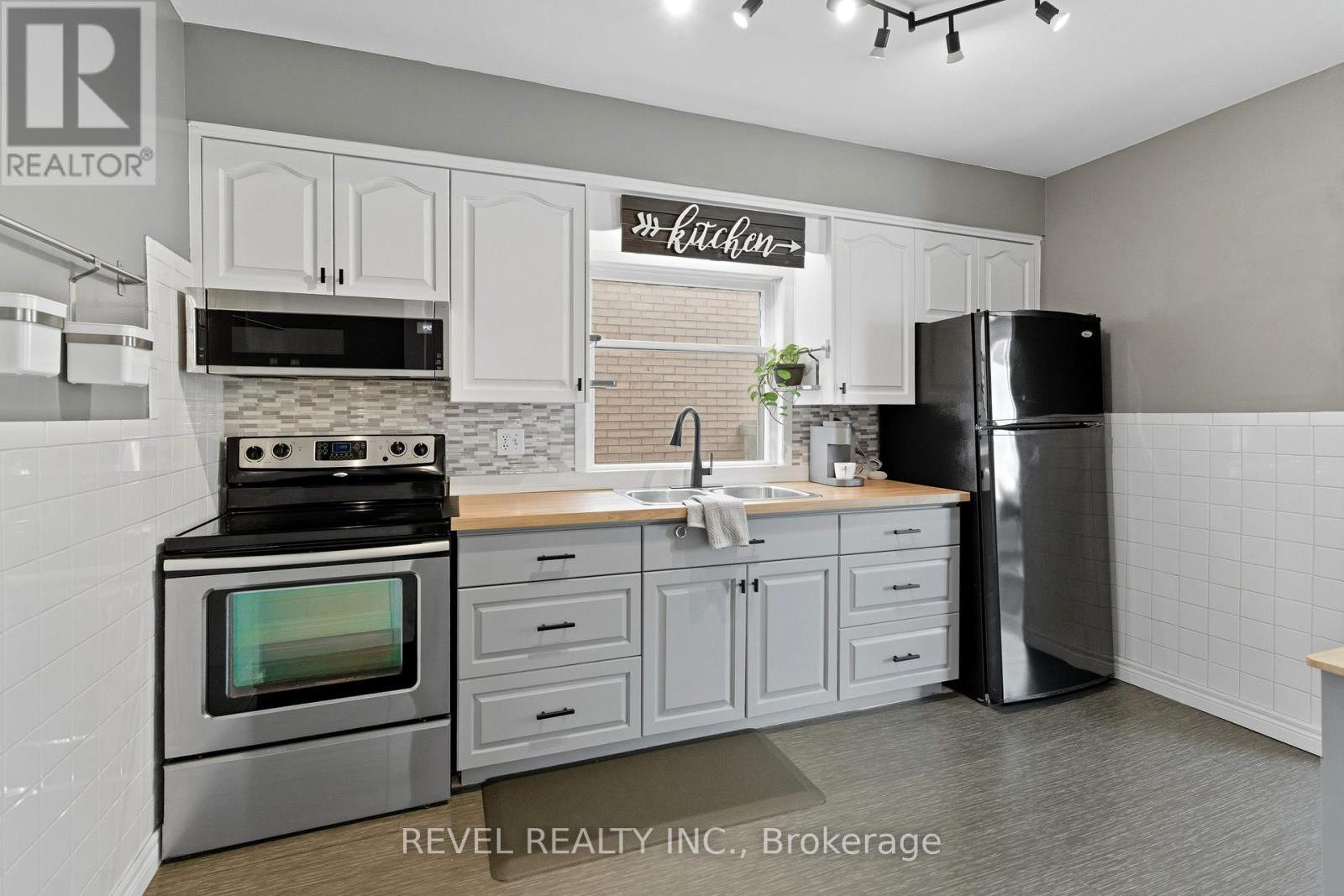 197 Balmoral Avenue S, Hamilton, ON - Indoor Photo Showing Kitchen
