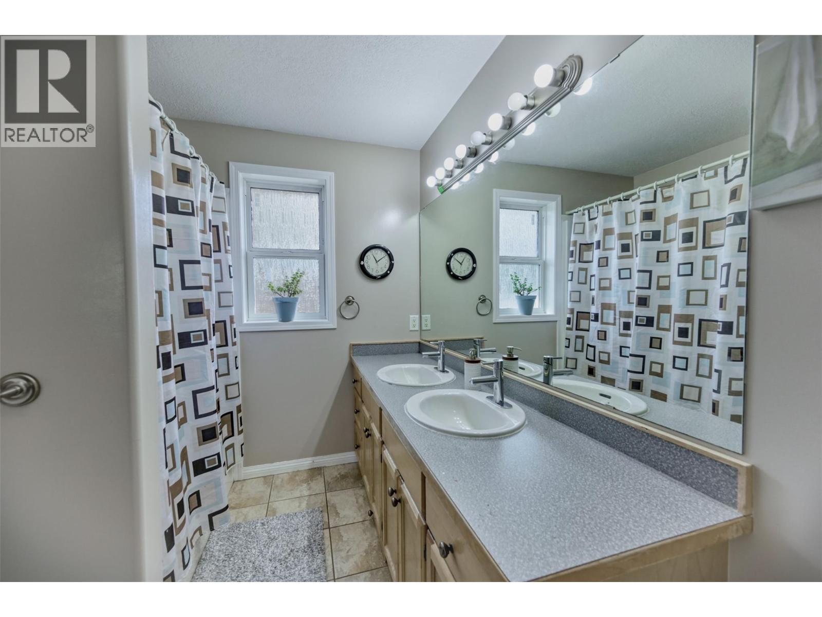 270 Willows Place, Oliver, BC - Indoor Photo Showing Bathroom