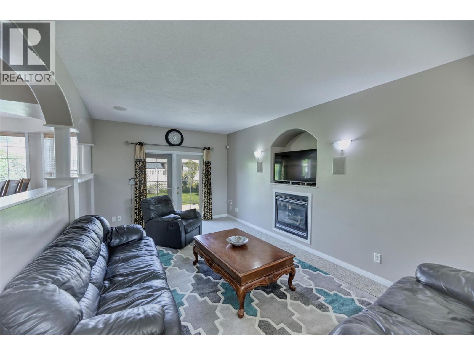 270 Willows Place, Oliver, BC - Indoor Photo Showing Living Room With Fireplace