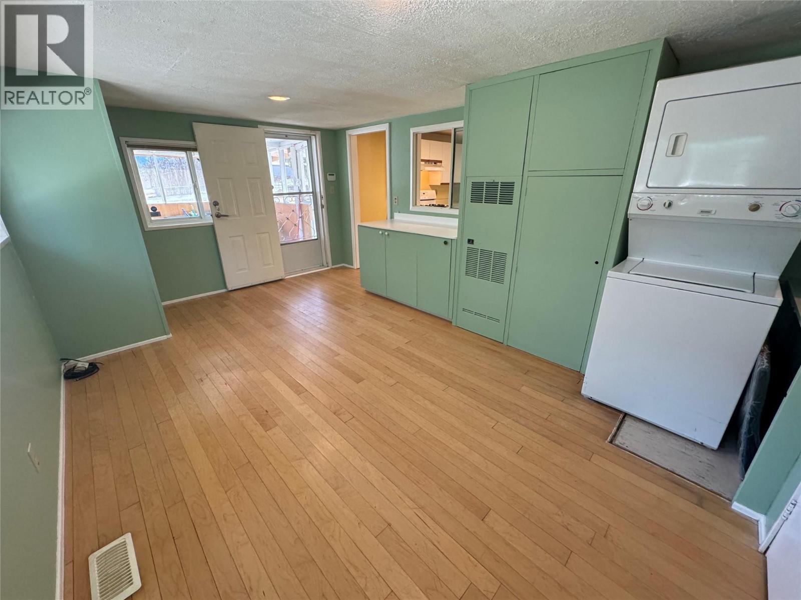1483 Main Street, Olalla, BC - Indoor Photo Showing Laundry Room