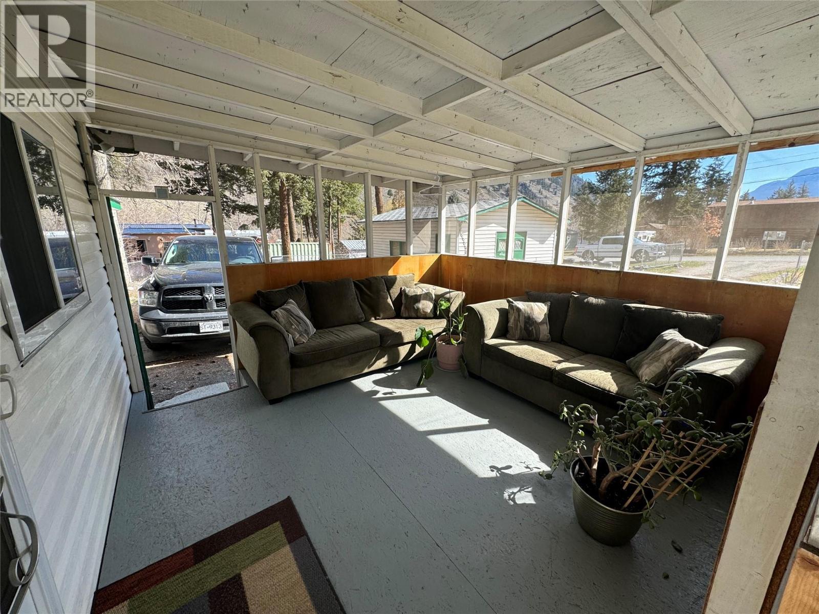 1483 Main Street, Olalla, BC - Indoor Photo Showing Other Room