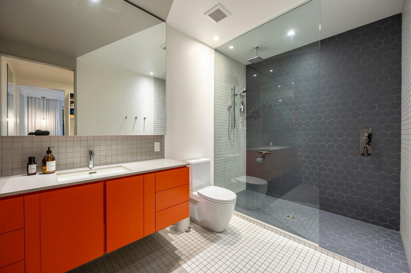 Salle de bains attenante à la CCP - 8377 - 8379 Rue Foucher, Montréal (Villeray/Saint-Michel/Parc-Extension), QC - Indoor Photo Showing Bathroom