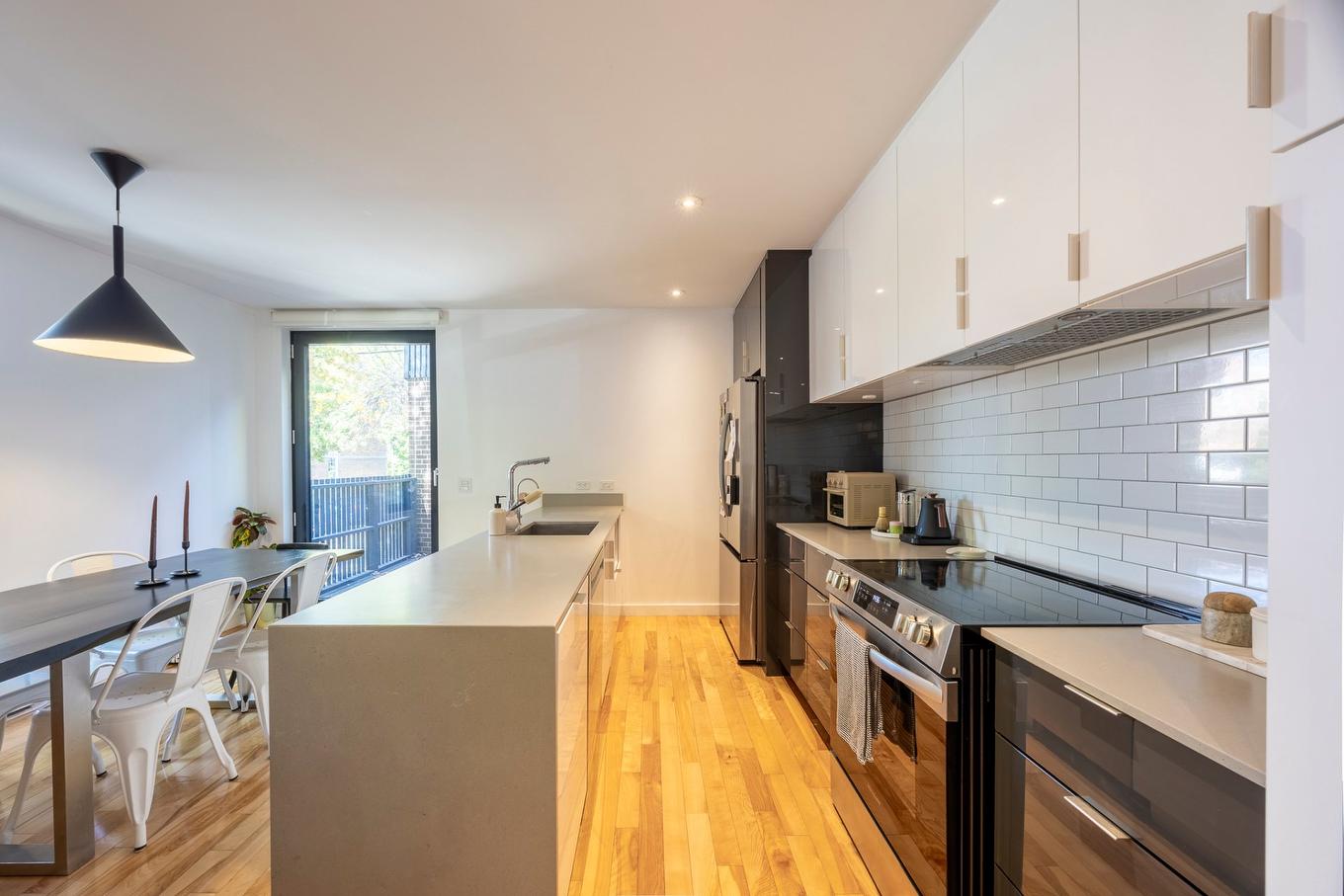 Cuisine - 8377 - 8379 Rue Foucher, Montréal (Villeray/Saint-Michel/Parc-Extension), QC - Indoor Photo Showing Kitchen