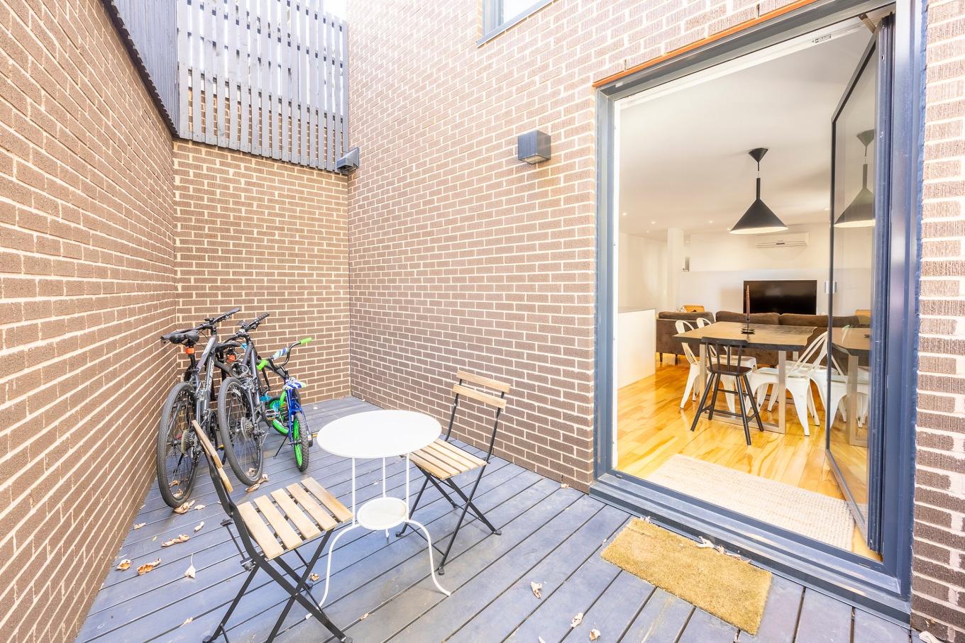 Terrasse - 8377 - 8379 Rue Foucher, Montréal (Villeray/Saint-Michel/Parc-Extension), QC - With Exterior