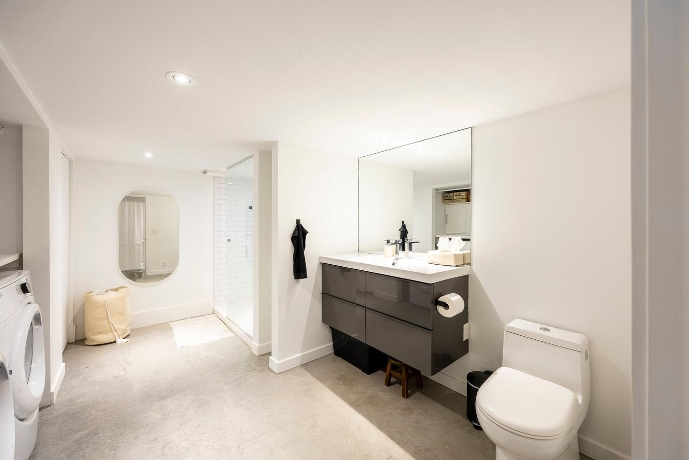 Salle de bains - 8377 - 8379 Rue Foucher, Montréal (Villeray/Saint-Michel/Parc-Extension), QC - Indoor Photo Showing Bathroom