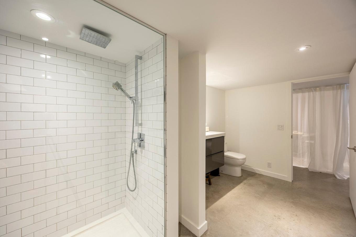 Salle de bains - 8377 - 8379 Rue Foucher, Montréal (Villeray/Saint-Michel/Parc-Extension), QC - Indoor Photo Showing Bathroom