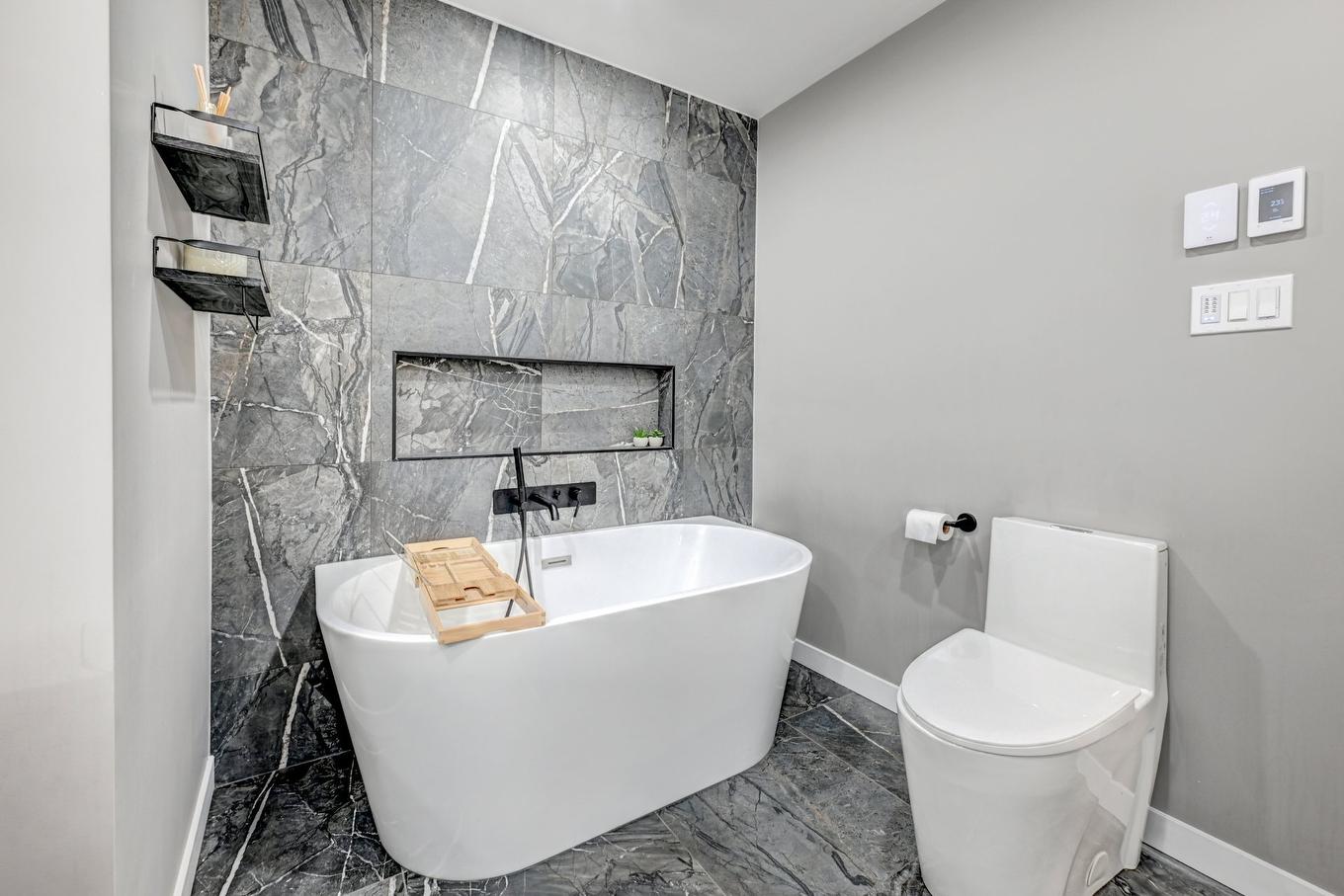 Salle de bains attenante à la CCP - 216 Rue Donnacona, Dollard-Des-Ormeaux, QC - Indoor Photo Showing Bathroom