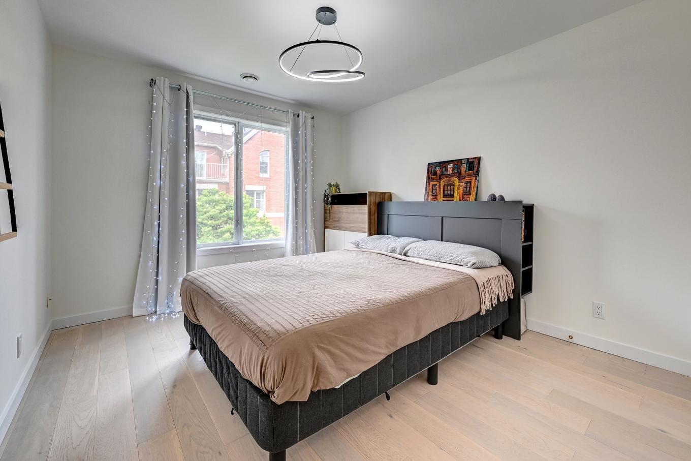 Chambre à coucher - 216 Rue Donnacona, Dollard-Des-Ormeaux, QC - Indoor Photo Showing Bedroom