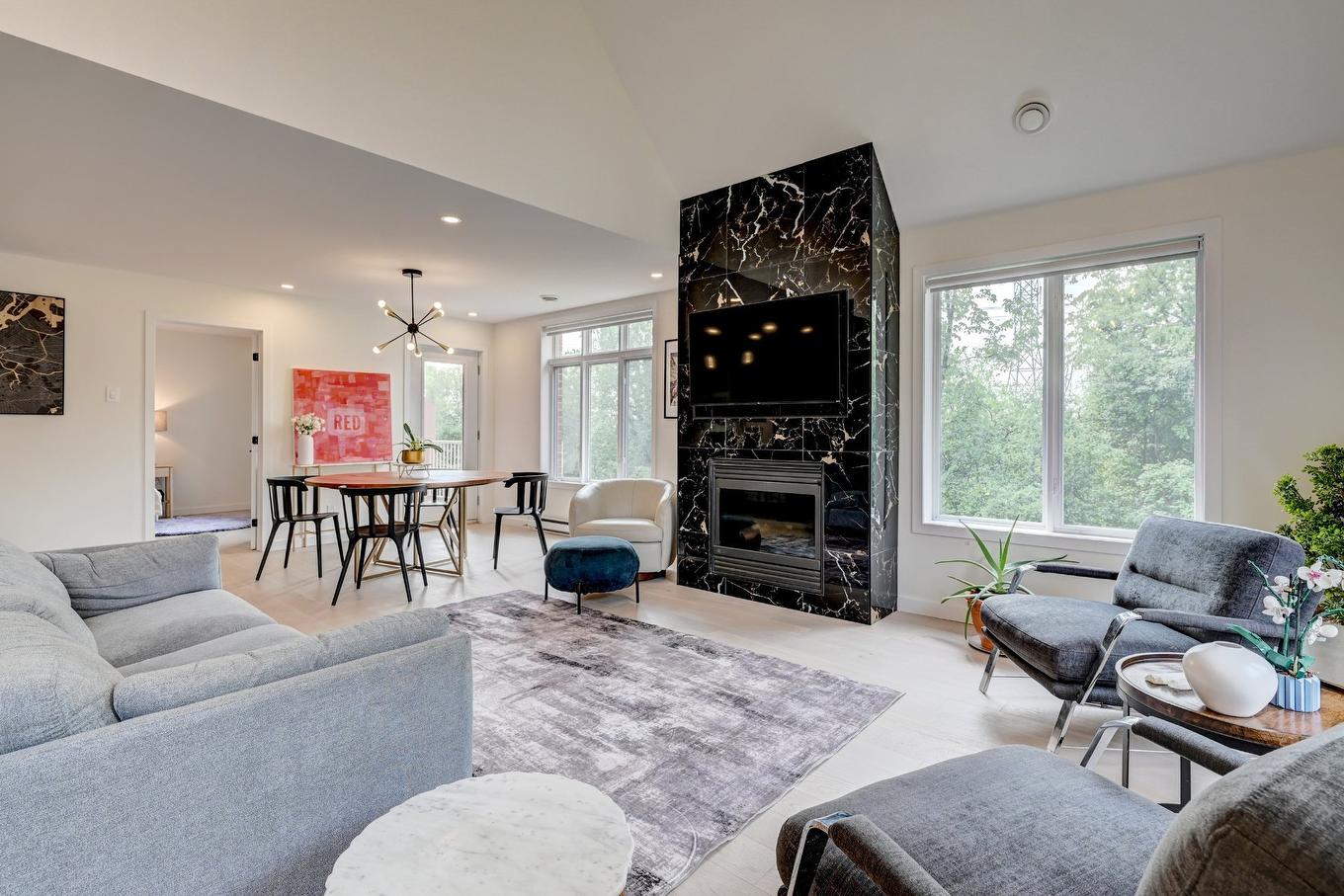 Salon - 216 Rue Donnacona, Dollard-Des-Ormeaux, QC - Indoor Photo Showing Living Room With Fireplace