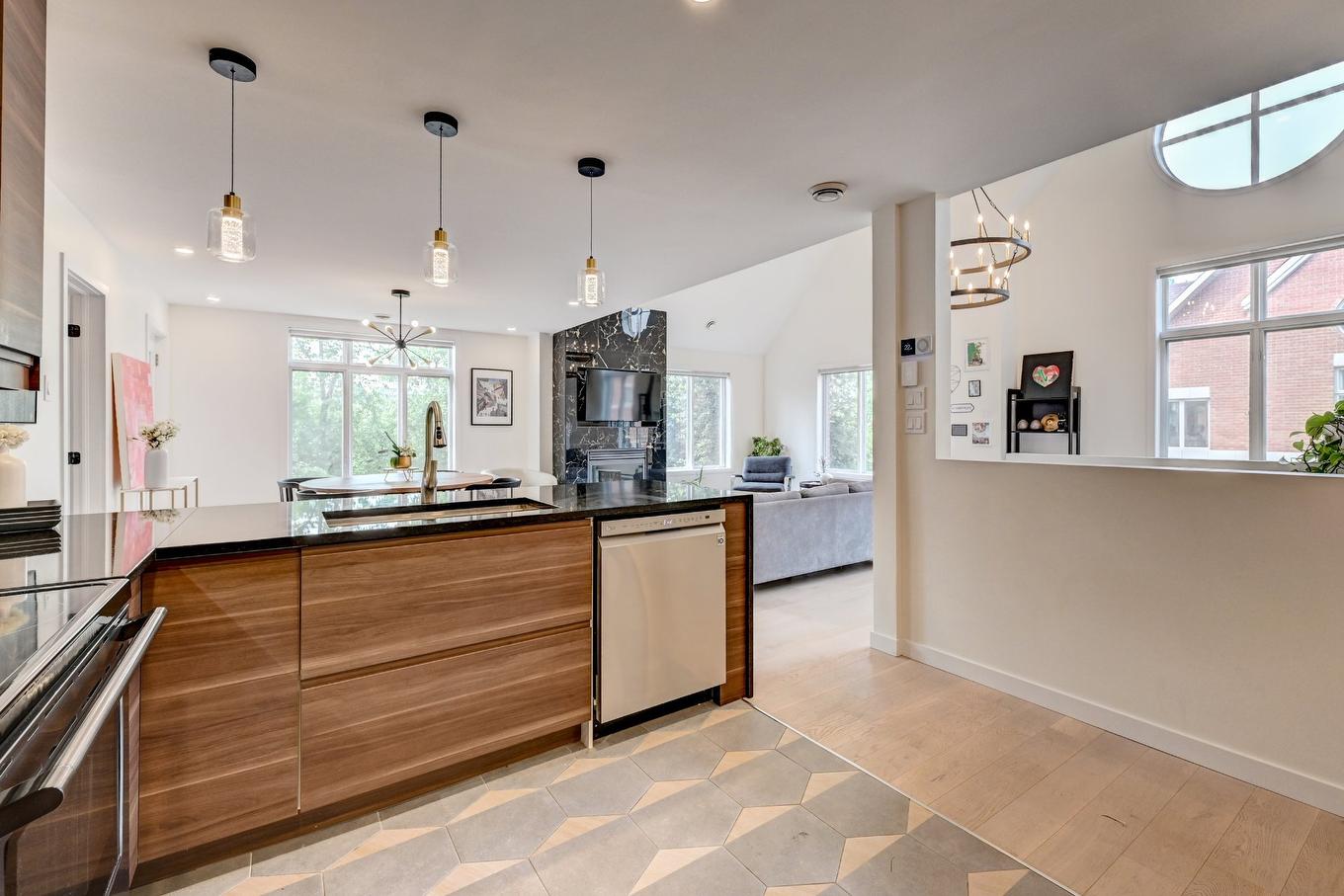 Cuisine - 216 Rue Donnacona, Dollard-Des-Ormeaux, QC - Indoor Photo Showing Kitchen With Upgraded Kitchen