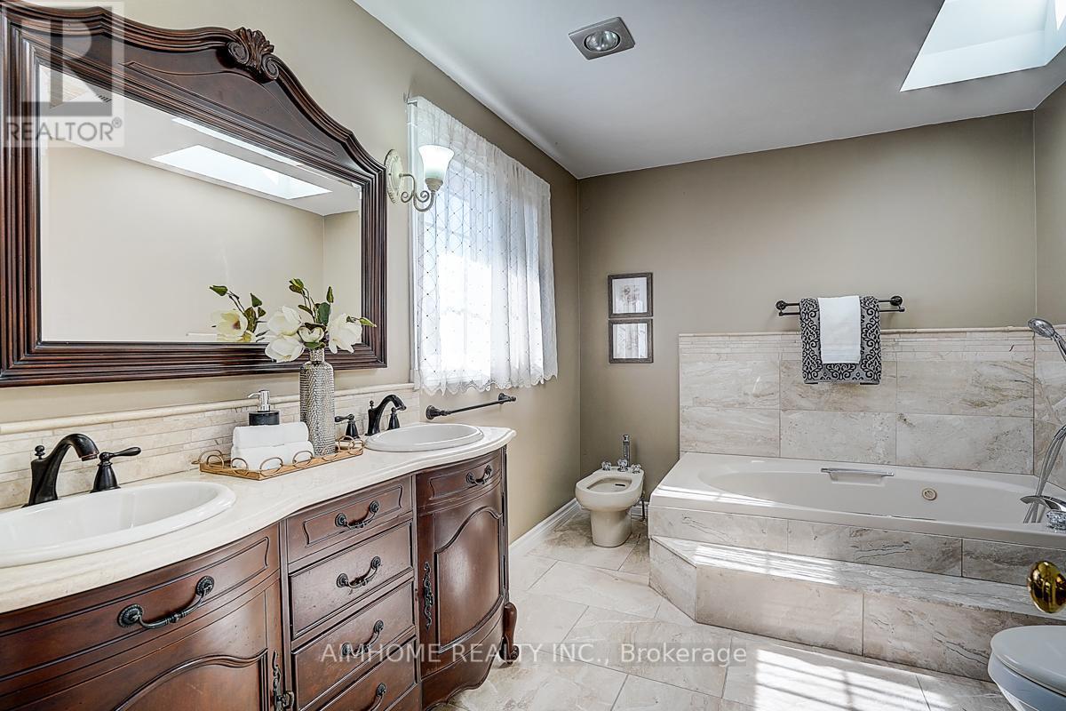 205 Pinewood Drive, Vaughan, ON - Indoor Photo Showing Bathroom