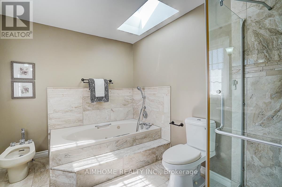 205 Pinewood Drive, Vaughan, ON - Indoor Photo Showing Bathroom
