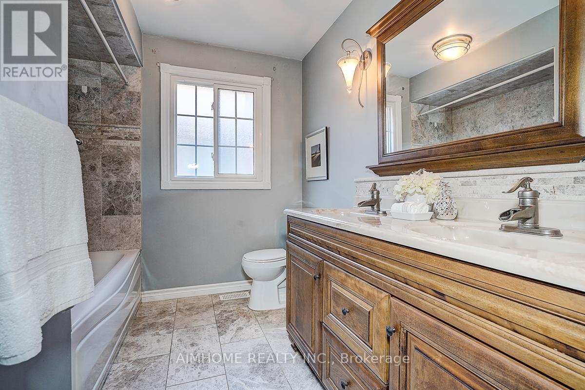 205 Pinewood Drive, Vaughan, ON - Indoor Photo Showing Bathroom