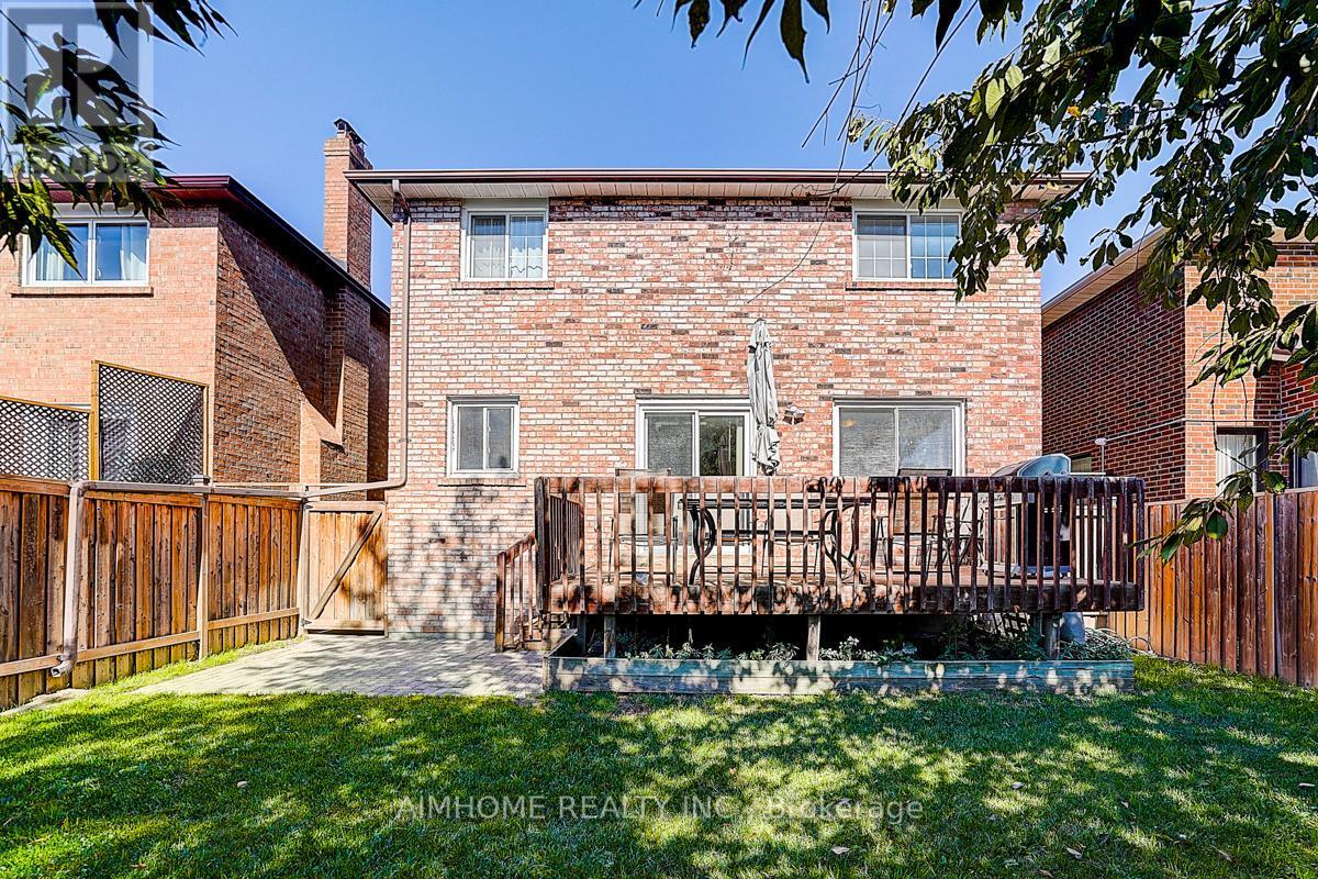 205 Pinewood Drive, Vaughan, ON - Outdoor