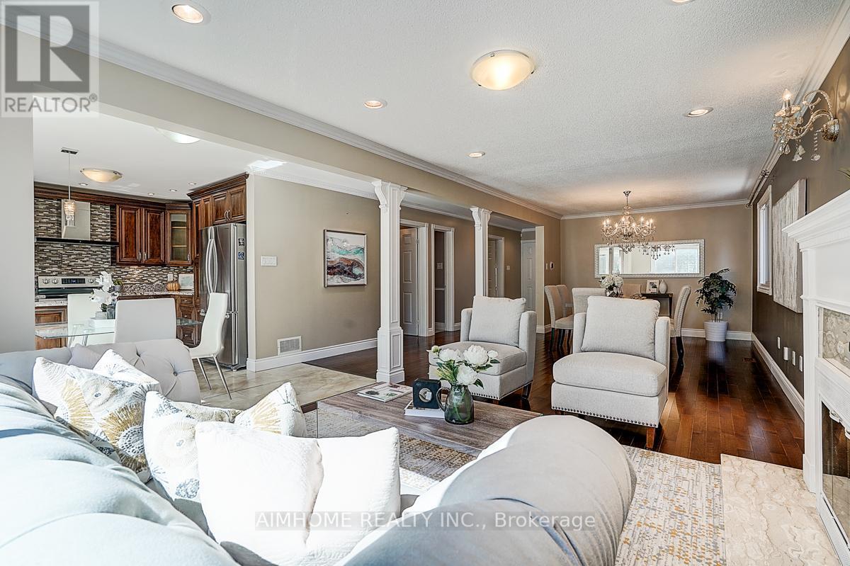 205 Pinewood Drive, Vaughan, ON - Indoor Photo Showing Living Room