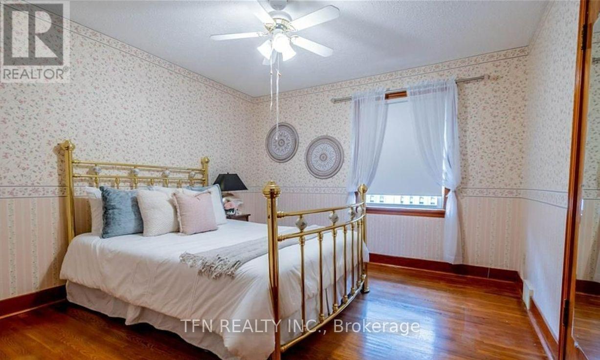 5103 Upper Duke Avenue, Niagara Falls, ON - Indoor Photo Showing Bedroom
