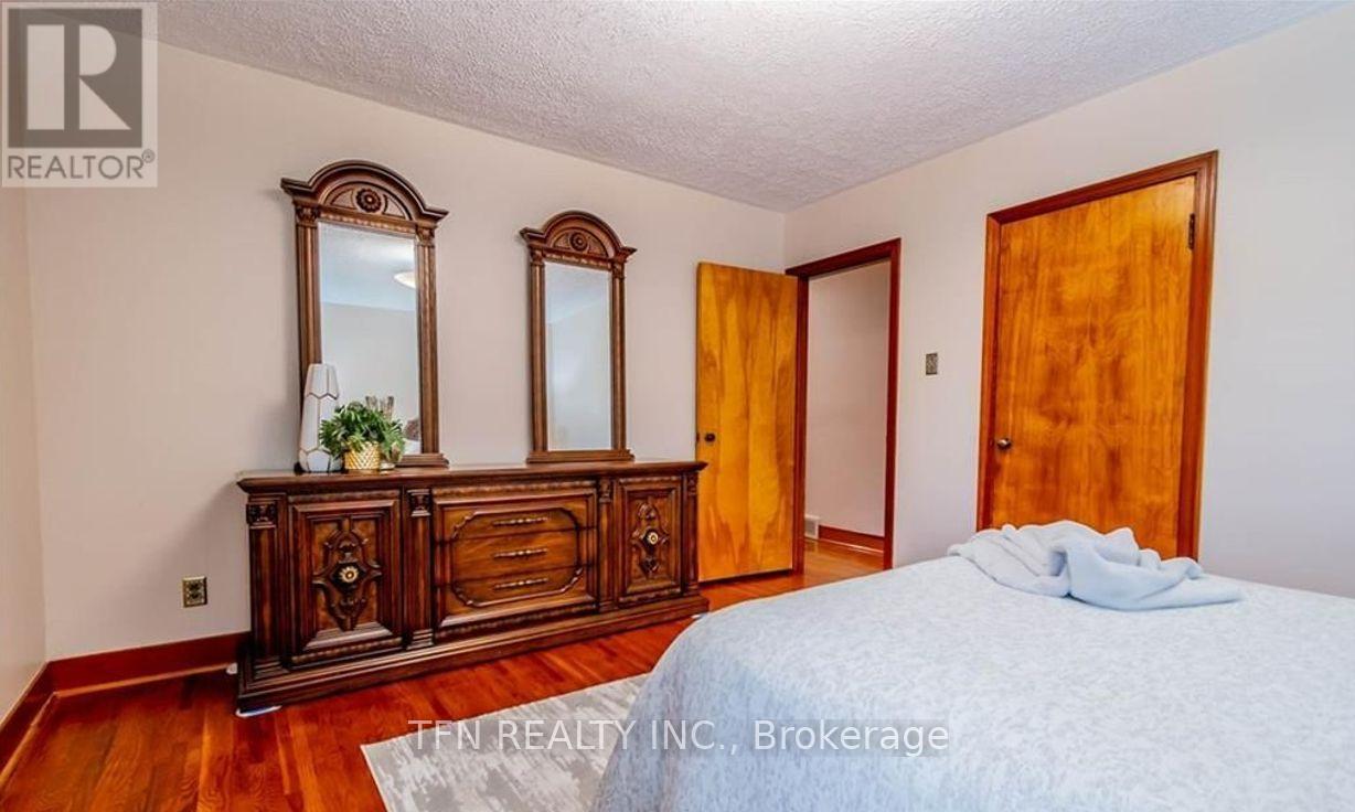5103 Upper Duke Avenue, Niagara Falls, ON - Indoor Photo Showing Bedroom