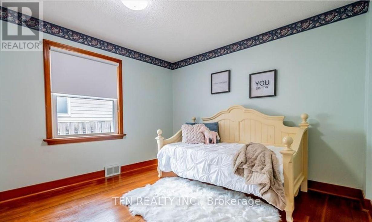 5103 Upper Duke Avenue, Niagara Falls, ON - Indoor Photo Showing Bedroom