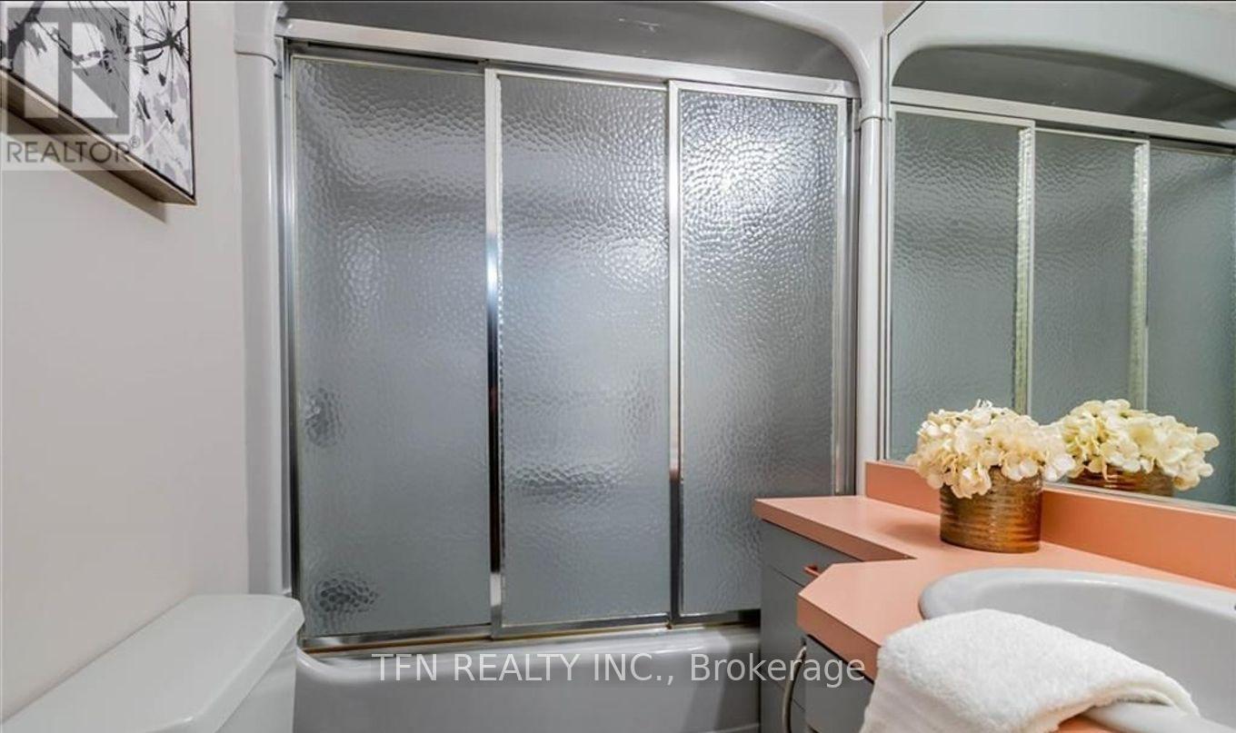 5103 Upper Duke Avenue, Niagara Falls, ON - Indoor Photo Showing Bathroom