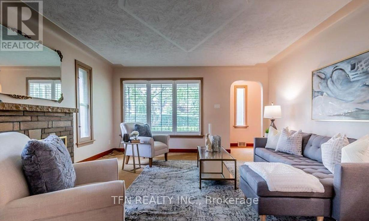 5103 Upper Duke Avenue, Niagara Falls, ON - Indoor Photo Showing Living Room