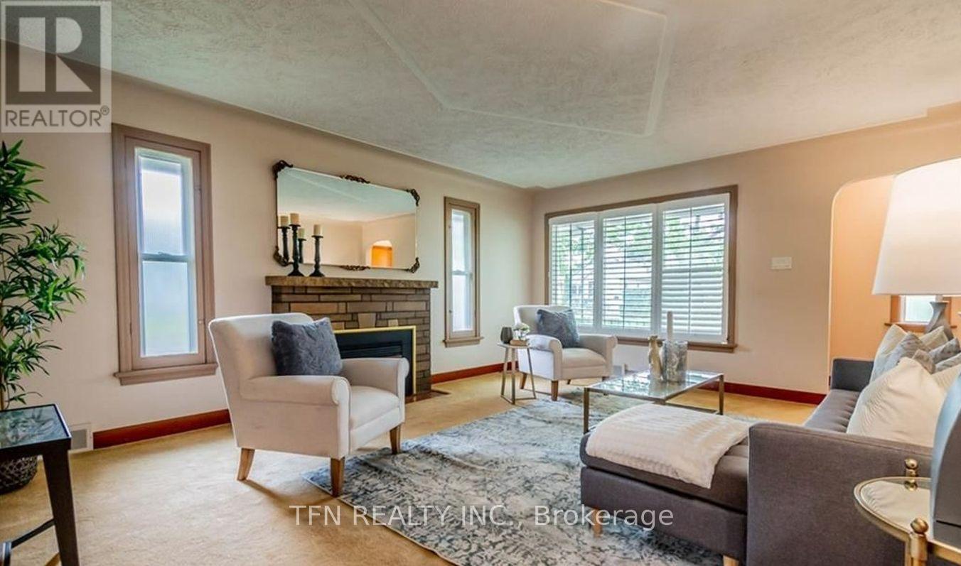 5103 Upper Duke Avenue, Niagara Falls, ON - Indoor Photo Showing Living Room With Fireplace