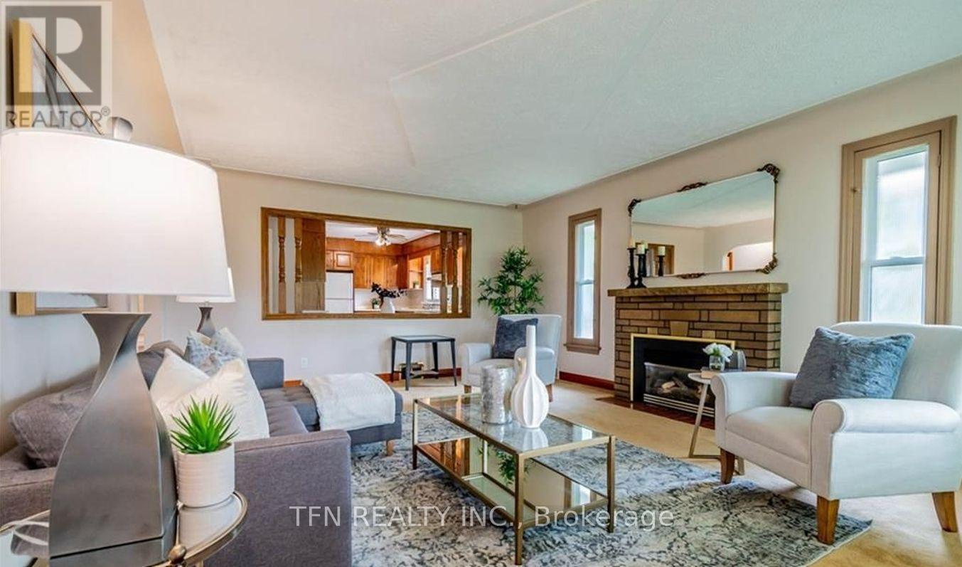 5103 Upper Duke Avenue, Niagara Falls, ON - Indoor Photo Showing Living Room With Fireplace