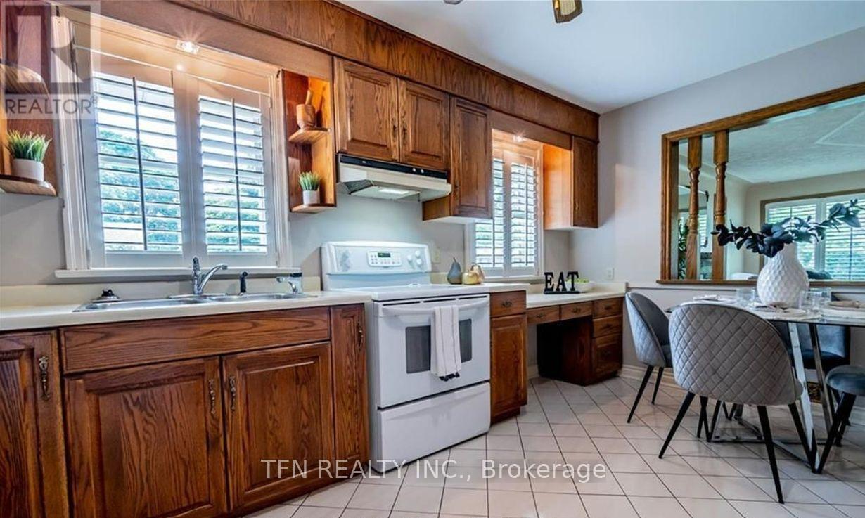 5103 Upper Duke Avenue, Niagara Falls, ON - Indoor Photo Showing Kitchen With Double Sink