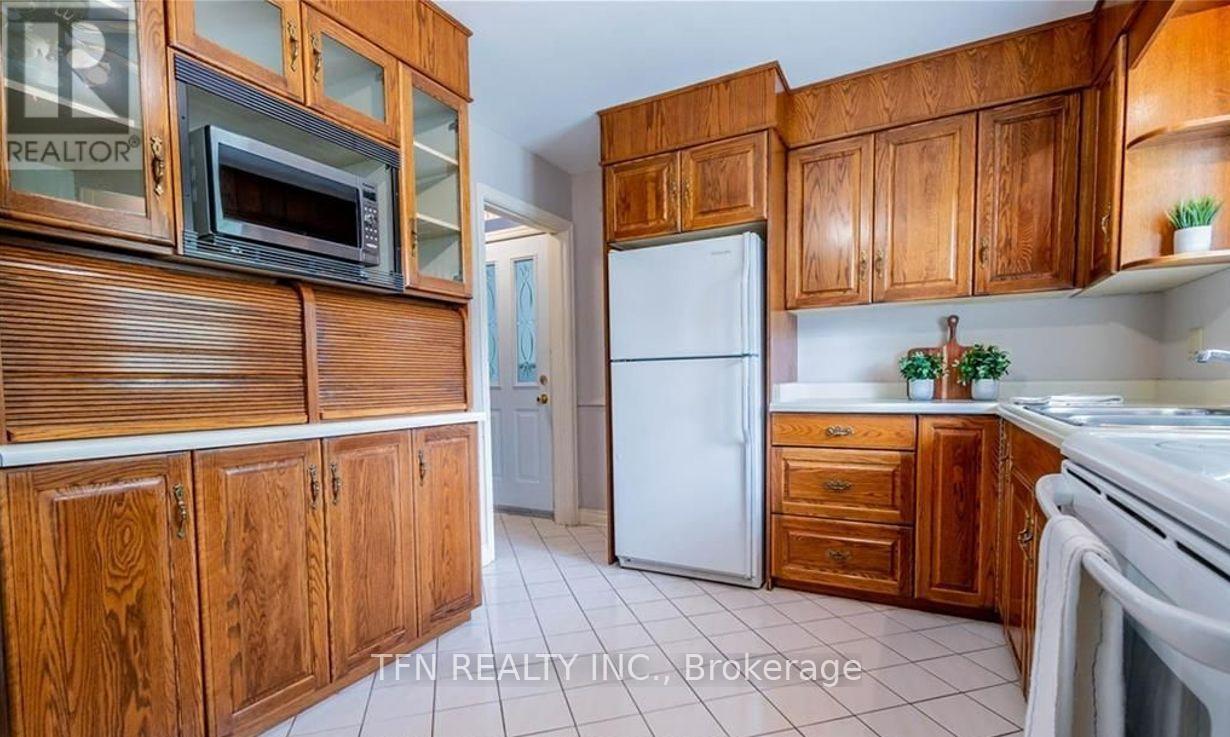 5103 Upper Duke Avenue, Niagara Falls, ON - Indoor Photo Showing Kitchen With Double Sink