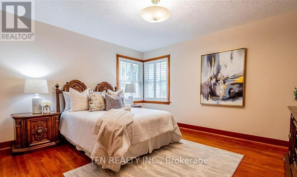 5103 Upper Duke Avenue, Niagara Falls, ON - Indoor Photo Showing Bedroom