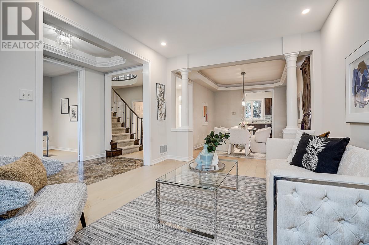 92 Montgomery Avenue, Whitby, ON - Indoor Photo Showing Living Room