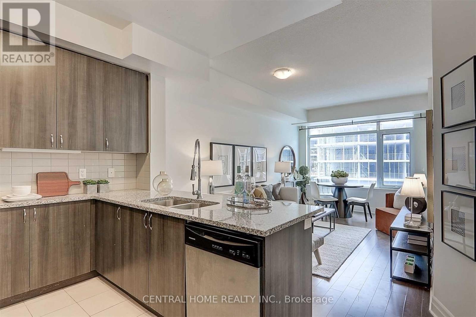 609E - 8110 Birchmount Road, Markham, ON - Indoor Photo Showing Kitchen With Double Sink With Upgraded Kitchen