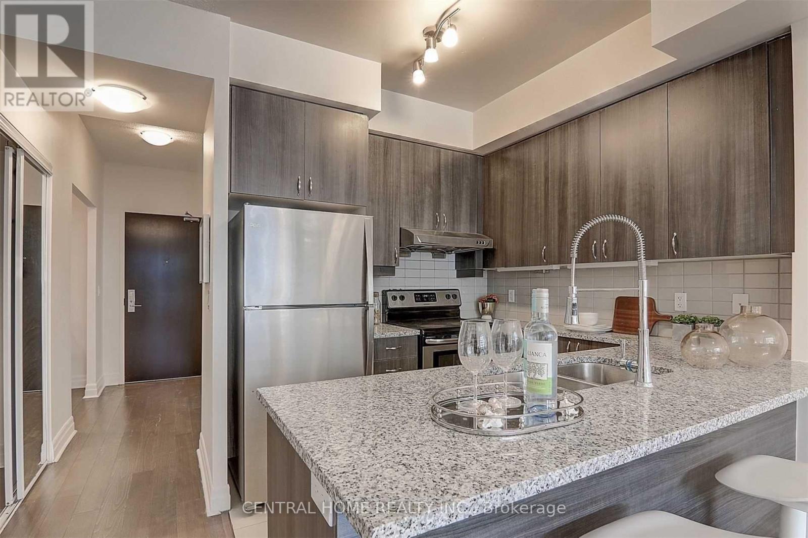 609E - 8110 Birchmount Road, Markham, ON - Indoor Photo Showing Kitchen With Upgraded Kitchen