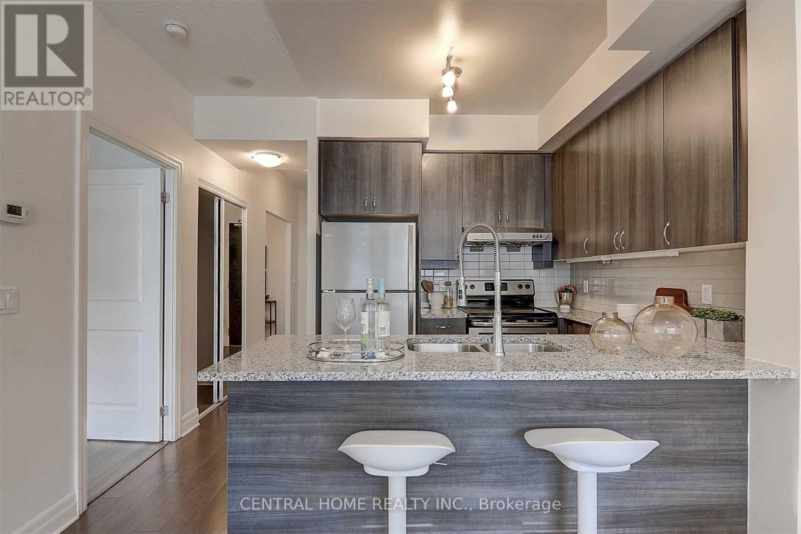 609E - 8110 Birchmount Road, Markham, ON - Indoor Photo Showing Kitchen With Upgraded Kitchen