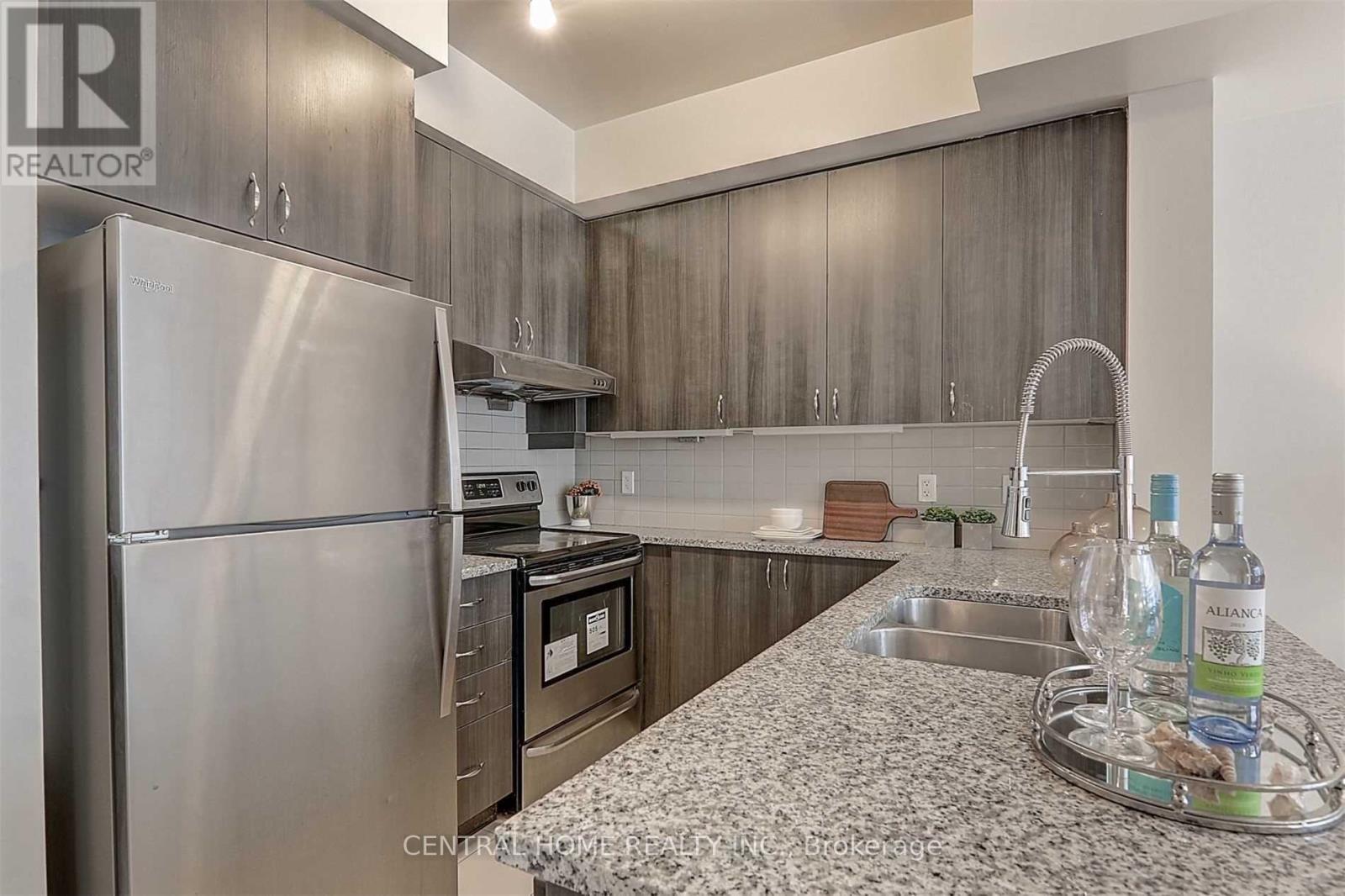 609E - 8110 Birchmount Road, Markham, ON - Indoor Photo Showing Kitchen With Double Sink With Upgraded Kitchen