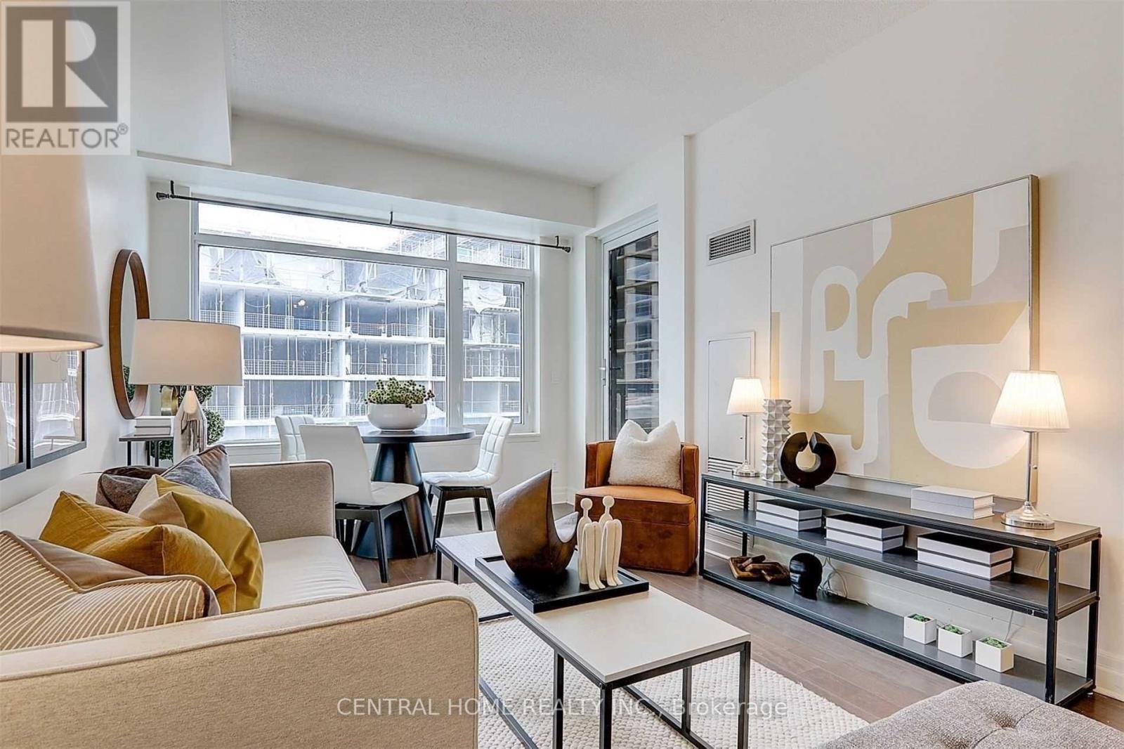 609E - 8110 Birchmount Road, Markham, ON - Indoor Photo Showing Living Room
