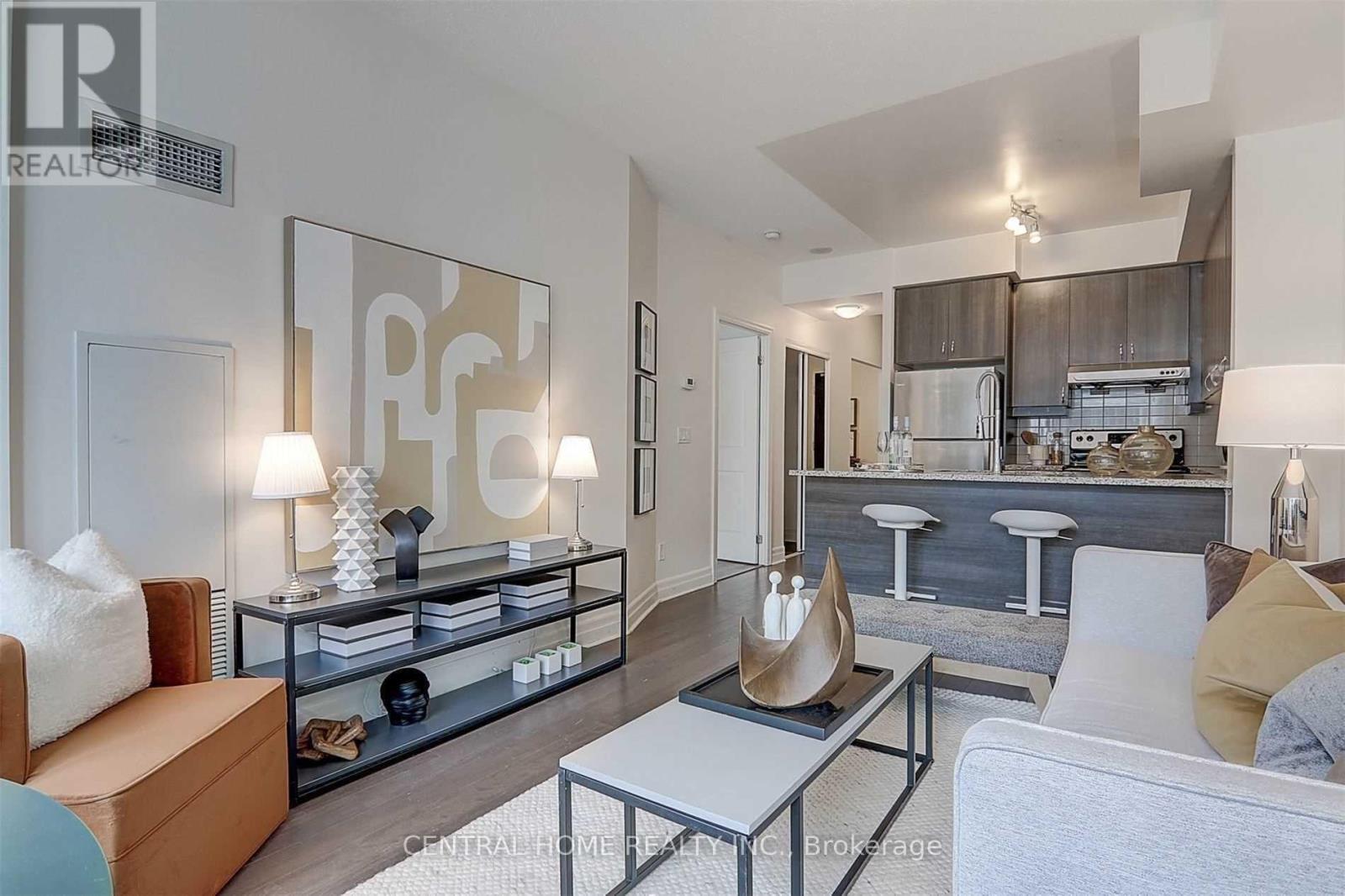 609E - 8110 Birchmount Road, Markham, ON - Indoor Photo Showing Living Room