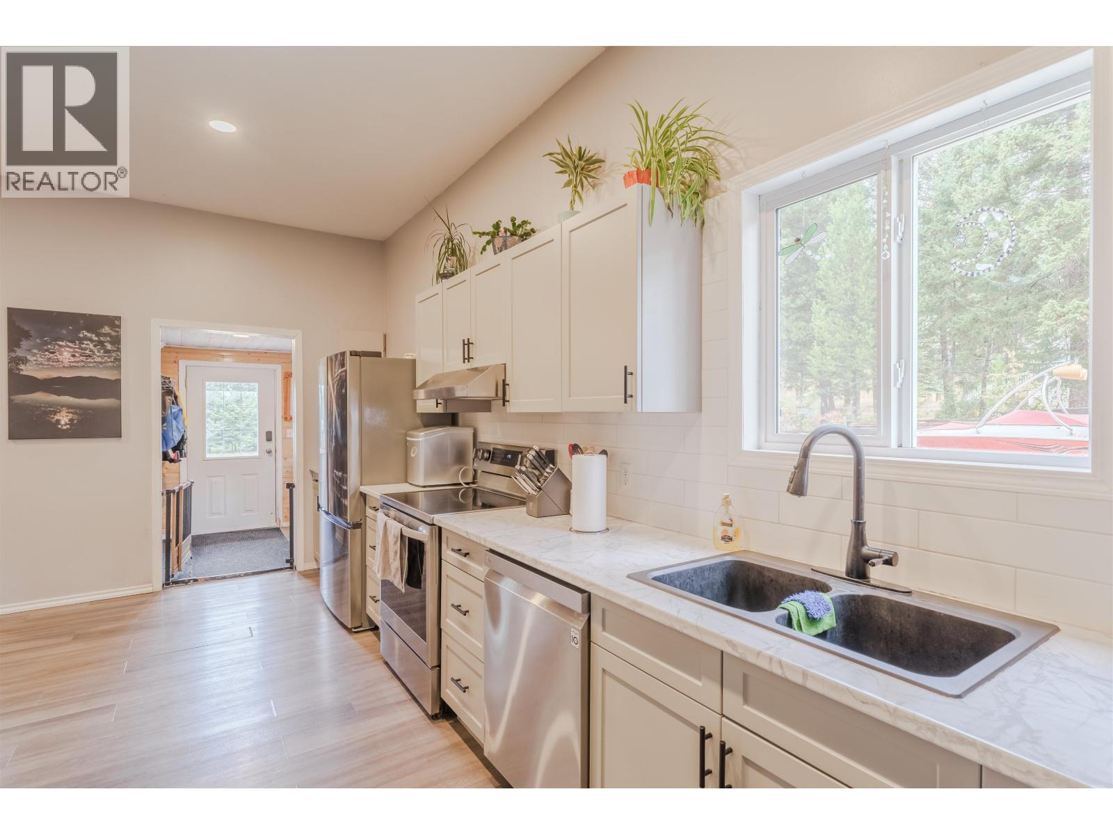 6395 Young Road, Horse Lake, BC - Indoor Photo Showing Kitchen With Double Sink