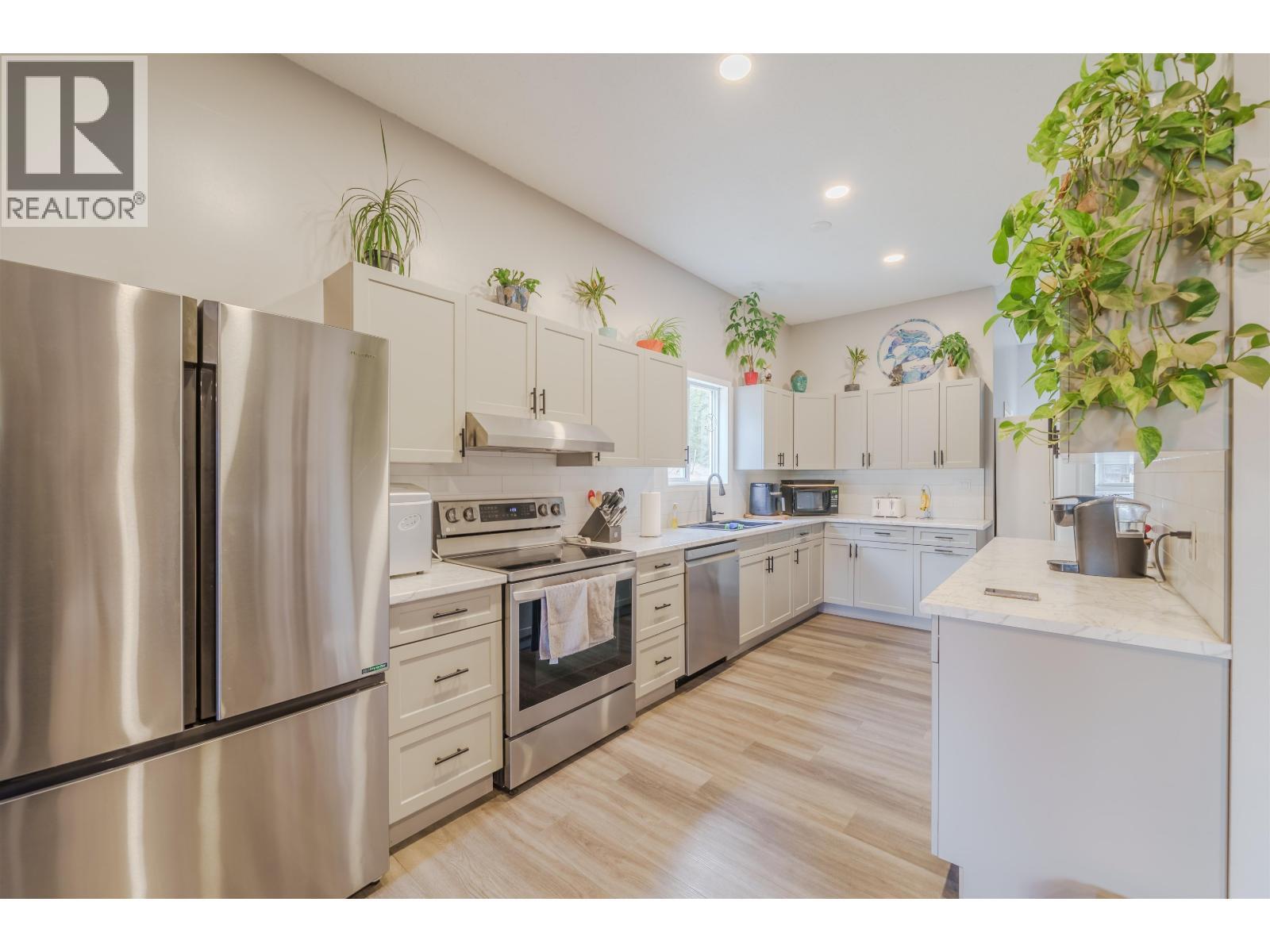 6395 Young Road, Horse Lake, BC - Indoor Photo Showing Kitchen