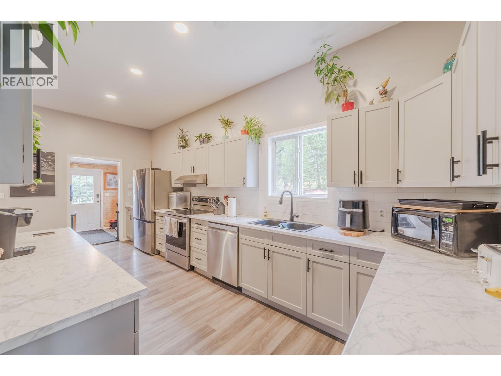6395 Young Road, Horse Lake, BC - Indoor Photo Showing Kitchen With Double Sink
