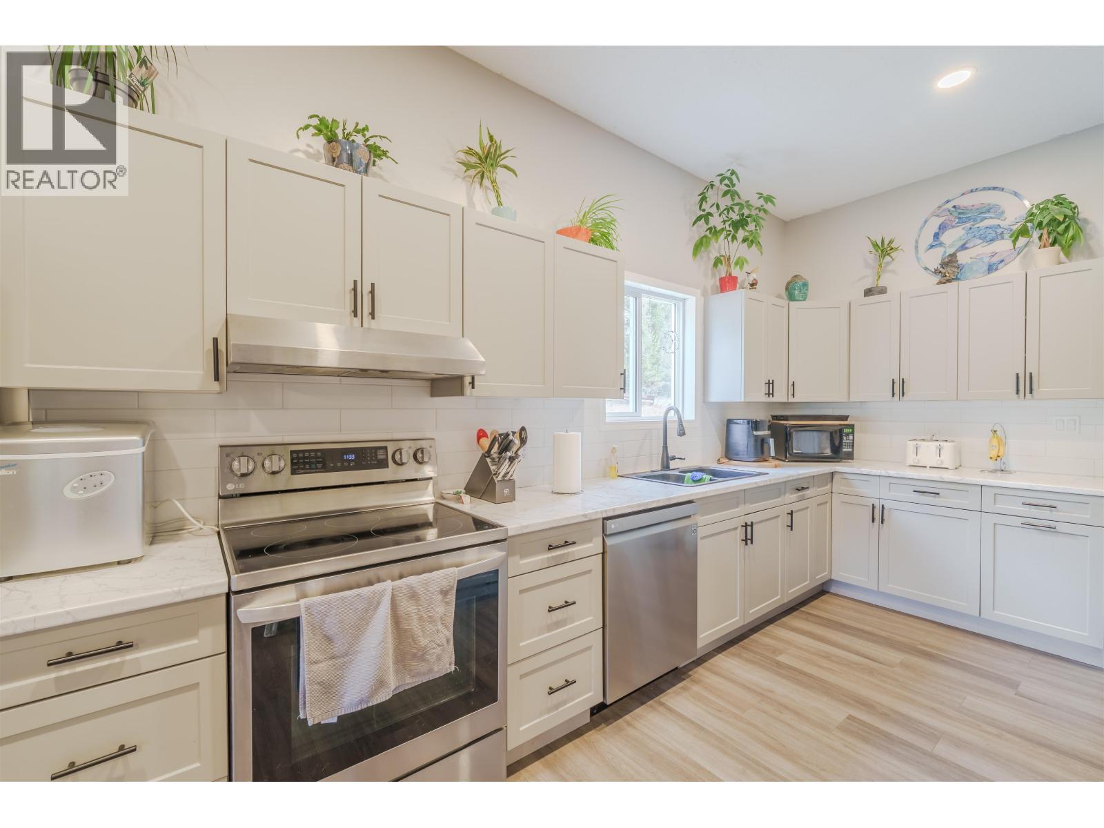 6395 Young Road, Horse Lake, BC - Indoor Photo Showing Kitchen