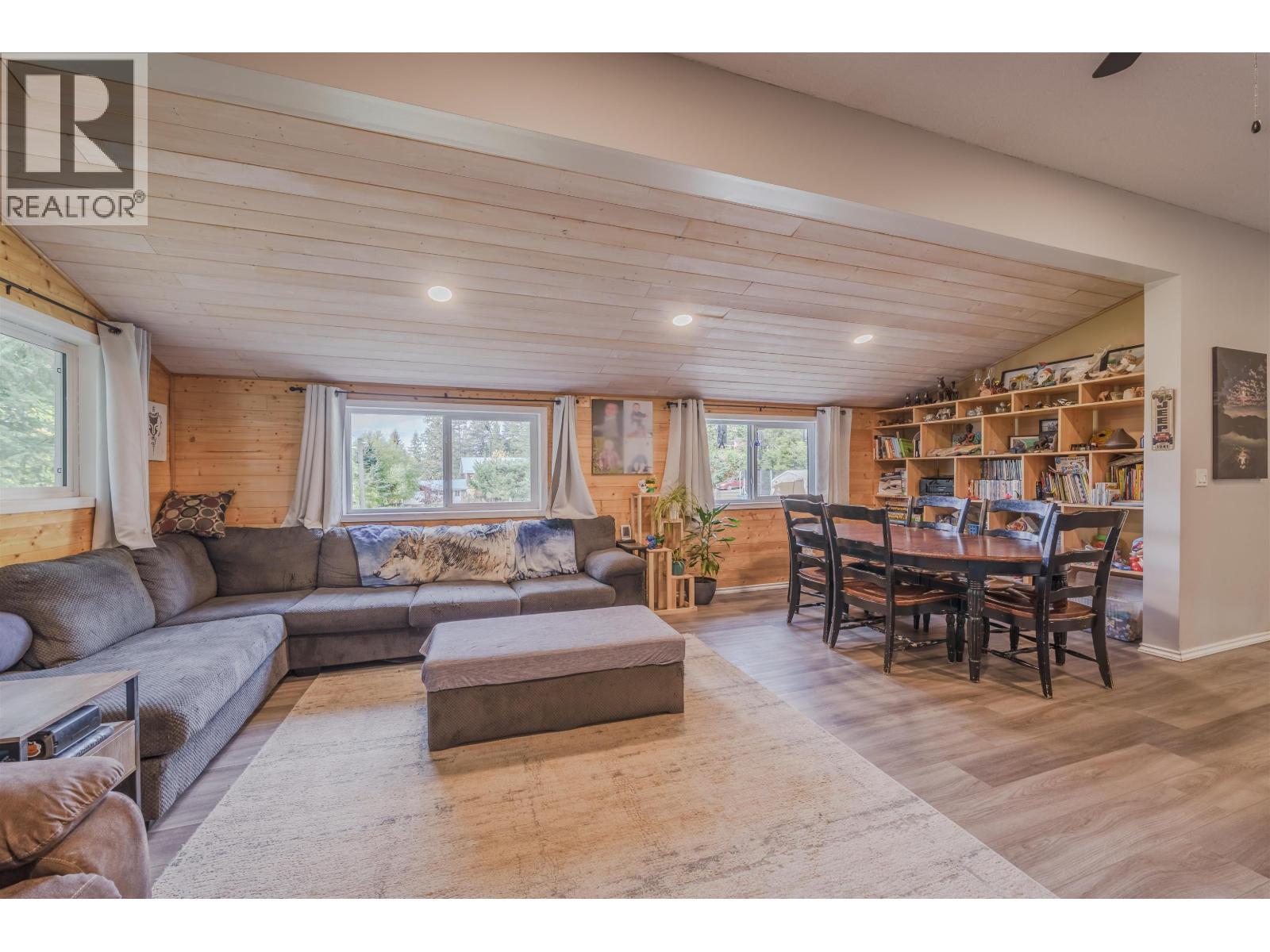 6395 Young Road, Horse Lake, BC - Indoor Photo Showing Living Room